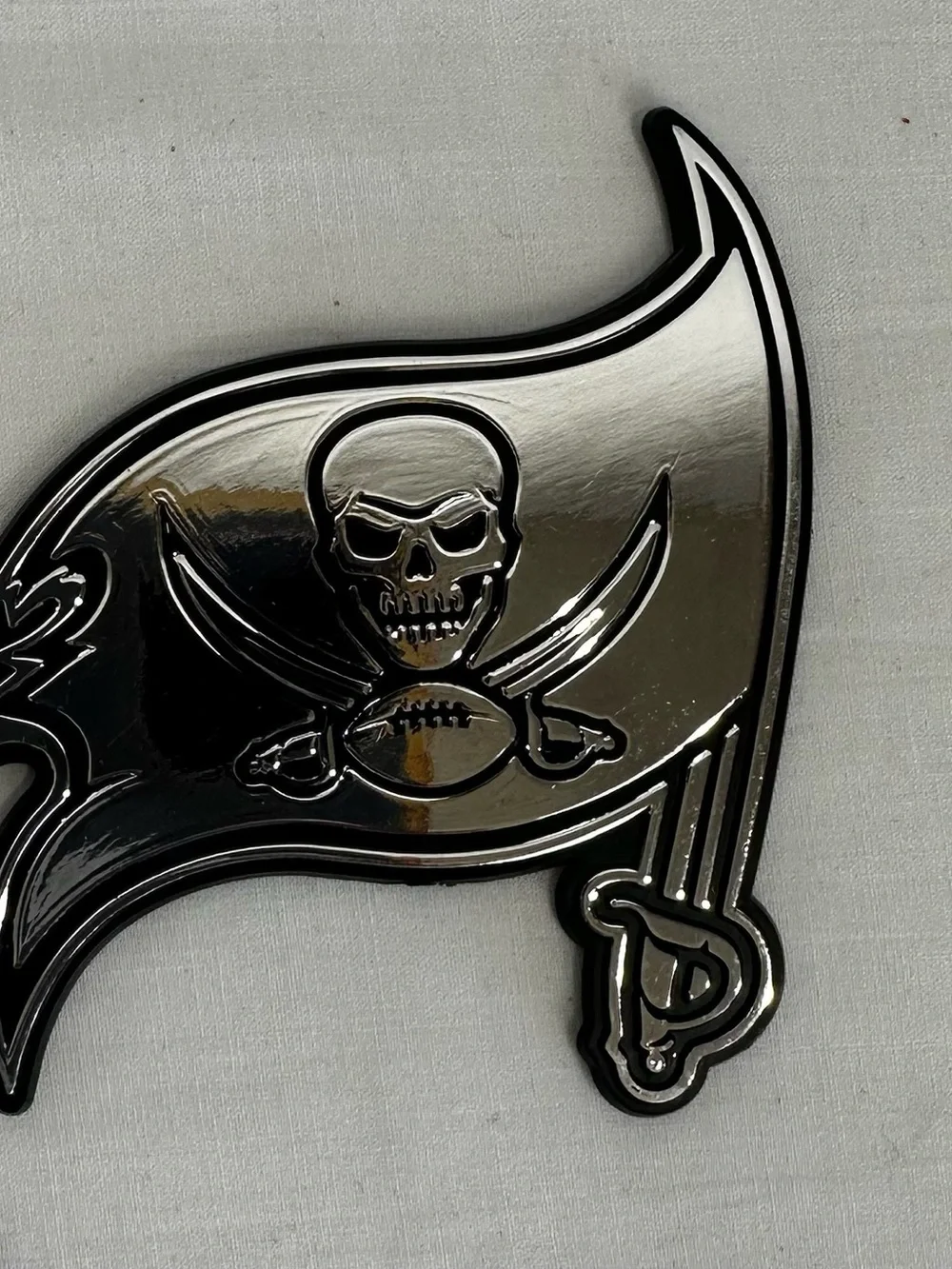 NFL Silver Tampa BayBuccaneers Flag Auto Emblem - Chrome Finish Fan Cave